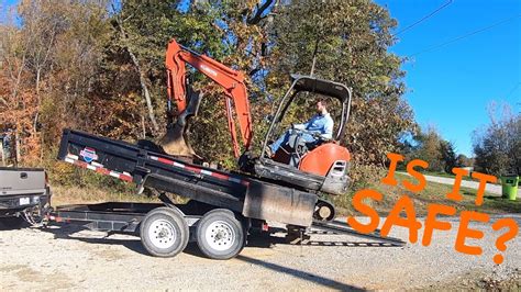 loading mini excavator on gooseneck trailer|loading a mini excavator trailer.